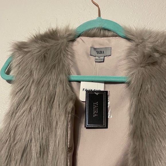 NWT Yaira Faux Fur Vest - Taupe Grey & Black - Picture 4 of 7